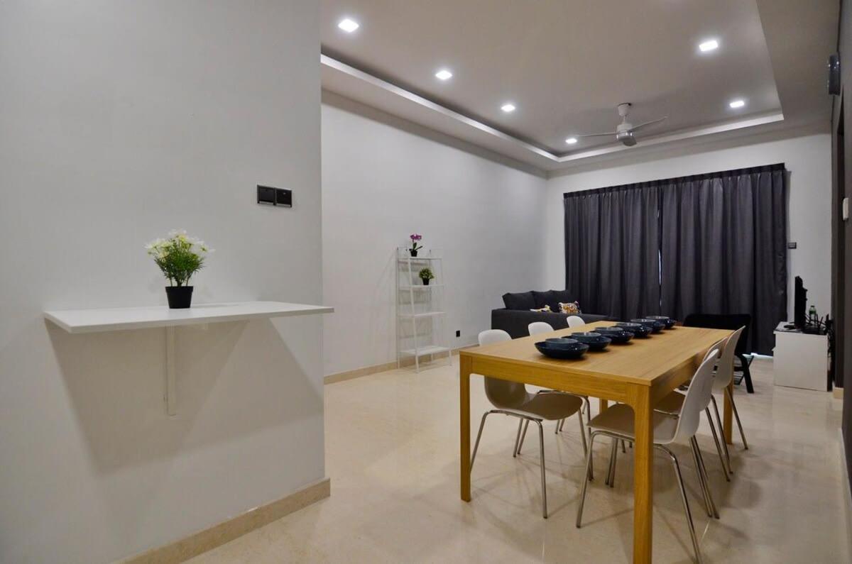 Comfy 2br Tritower Next To Jb Ciq, Jbcc & Capri